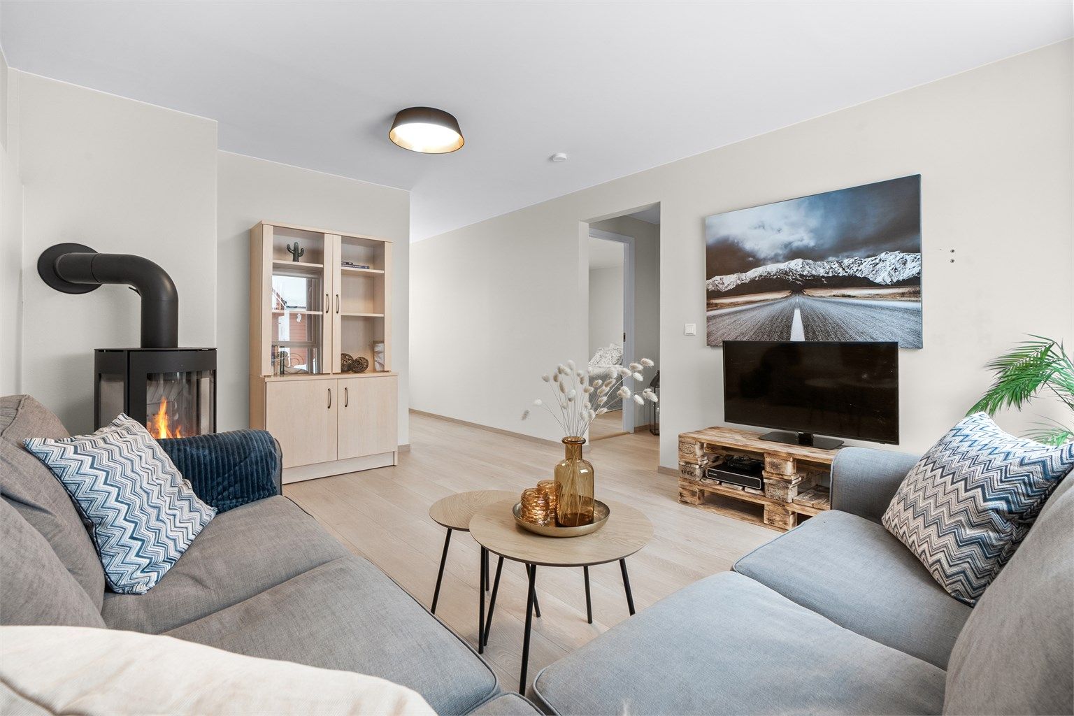 Stue - romslig og hyggelig stue med plass til sofaløsning, tv, bord og tilhørende møblement - Foto: OhShots