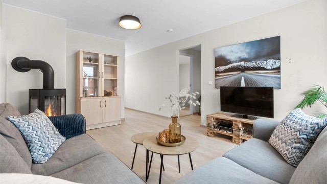 Stue - romslig og hyggelig stue med plass til sofaløsning, tv, bord og tilhørende møblement - Foto: OhShots