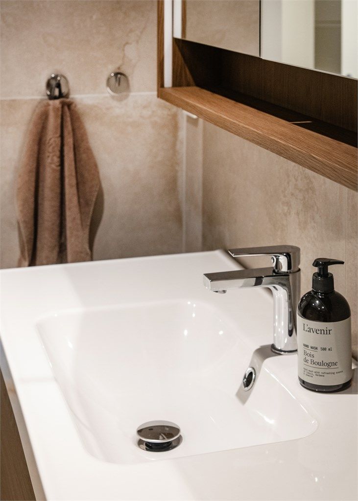 Servantinnredningen har slette fronter og heldekkende servant med ett-greps armatur.