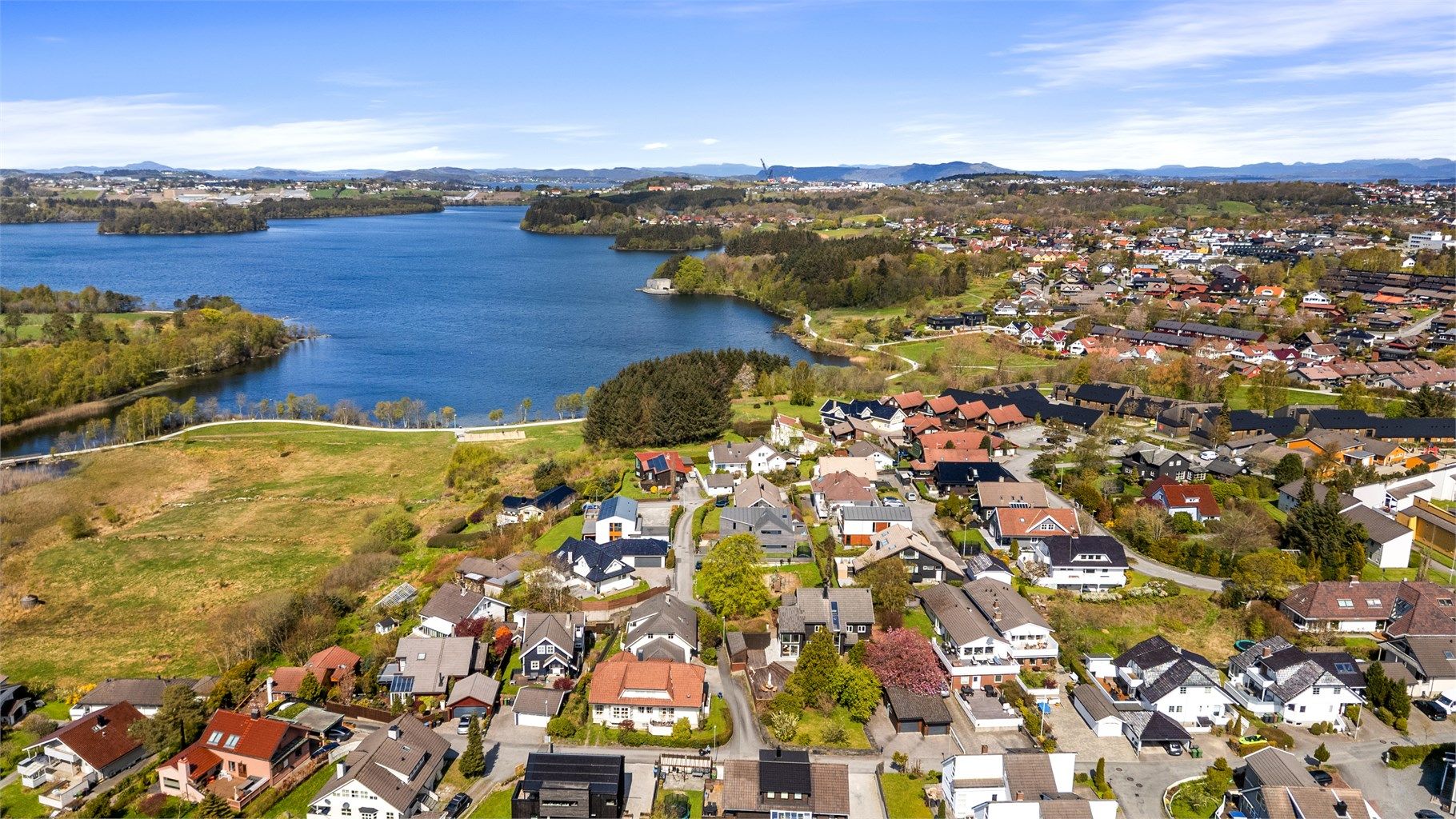 Stokkavannet er en kort rusletur unna boligen. Her kan man bade og kose seg på sommeren, gå på skøyter på kalde vinterdager, og løpe eller gå seg en tur langs lyssatte grusveier. 