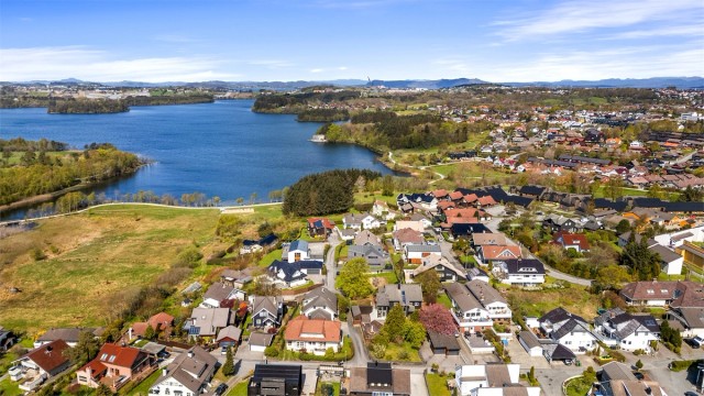 Stokkavannet er en kort rusletur unna boligen. Her kan man bade og kose seg på sommeren, gå på skøyter på kalde vinterdager, og løpe eller gå seg en tur langs lyssatte grusveier.