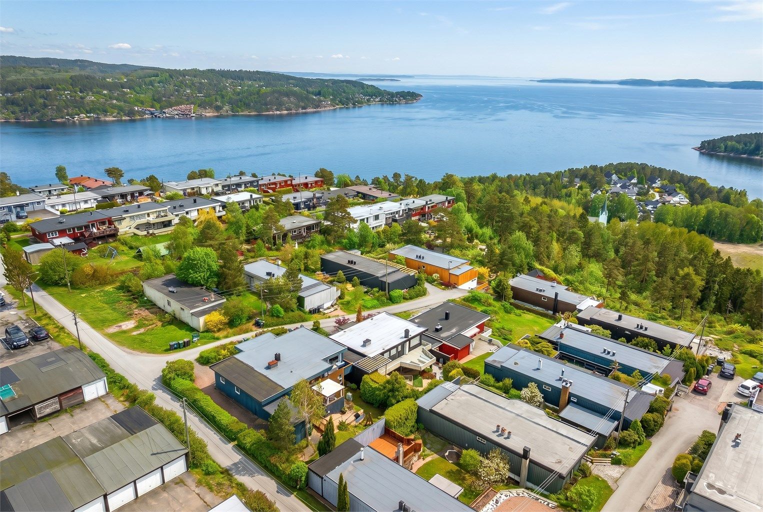 Boligen ligger i et etablert og rolig boligområde på Berger, med umiddelbar nærhet til fjorden og flotte turområder.