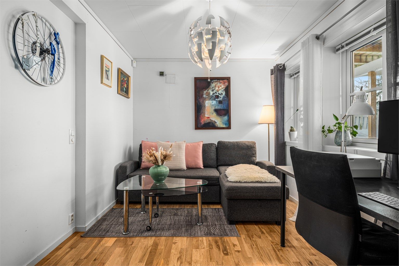 Koselig kjellerstue/kontor med vinduer under terrassen. 