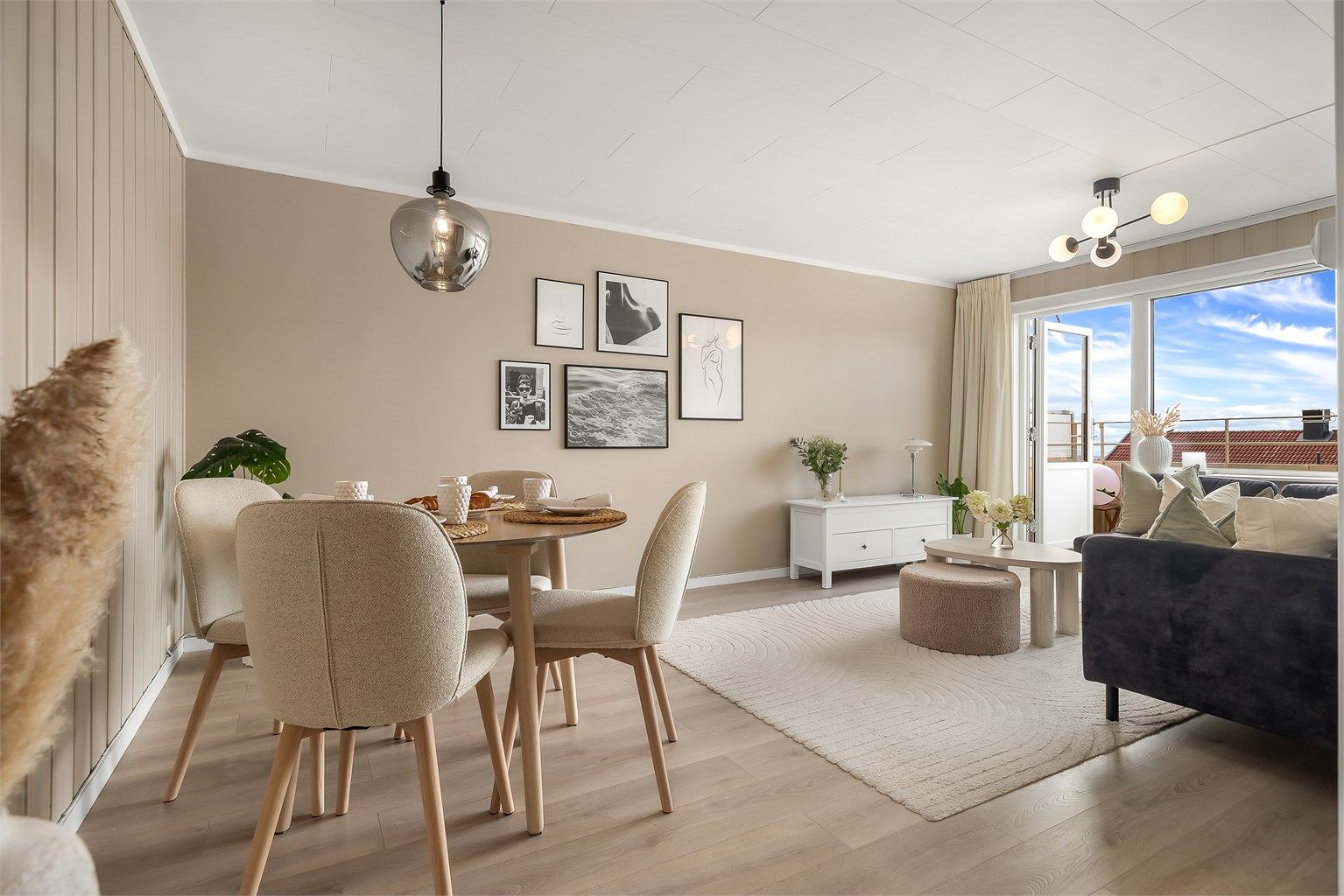 Lun og innbydende stue med en lys og luftig romfølelse