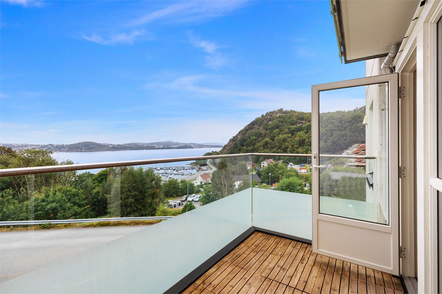 Flott utsikt fra solrik balkong i 3 etg. 
