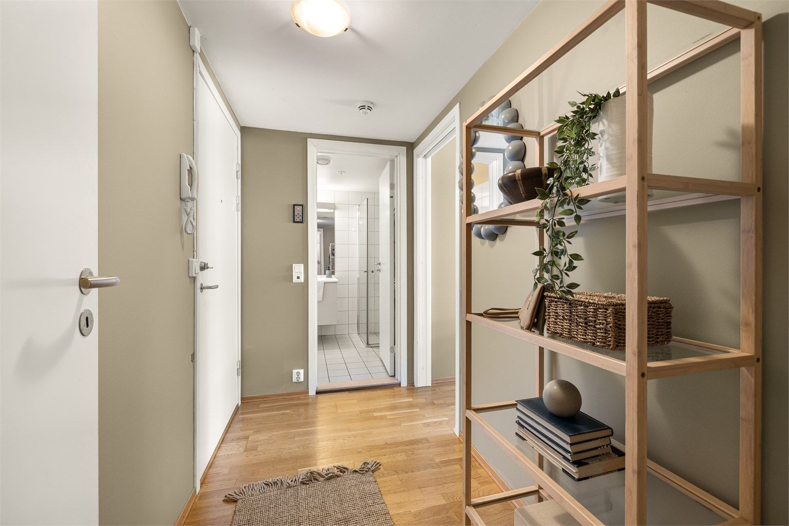 Dørcallinganlegg med åpnerfunksjon i entré.