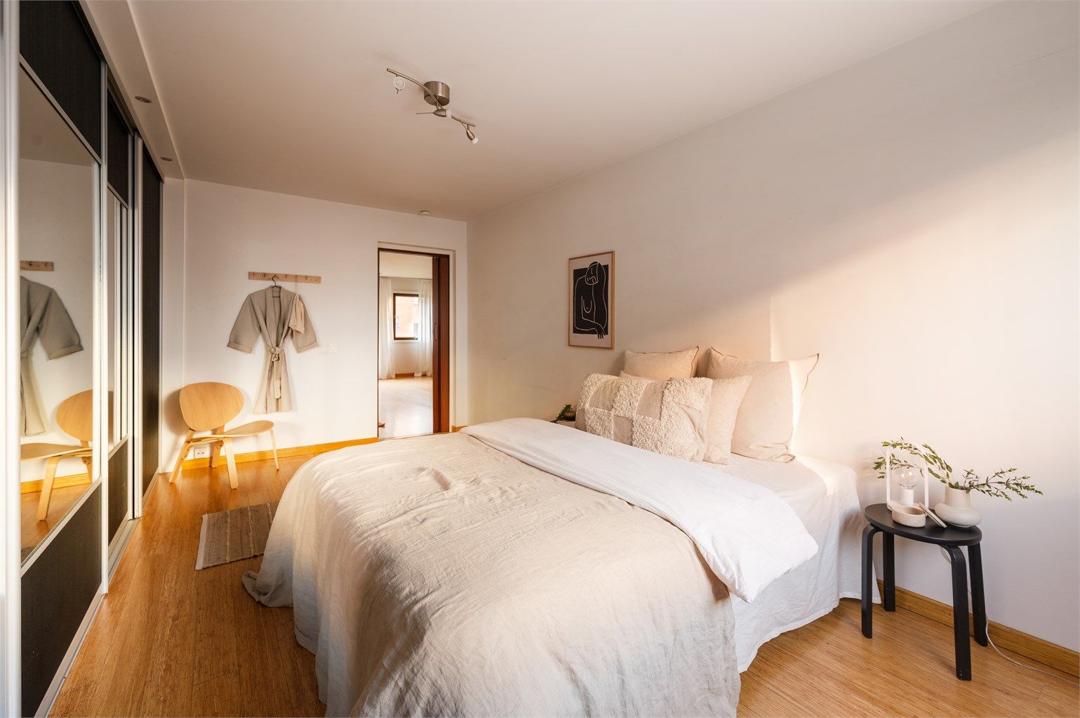 Med en stor skyvedørsgarderobe har man rikelig med lagringsplass.