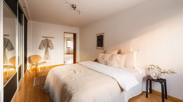 Med en stor skyvedørsgarderobe har man rikelig med lagringsplass.