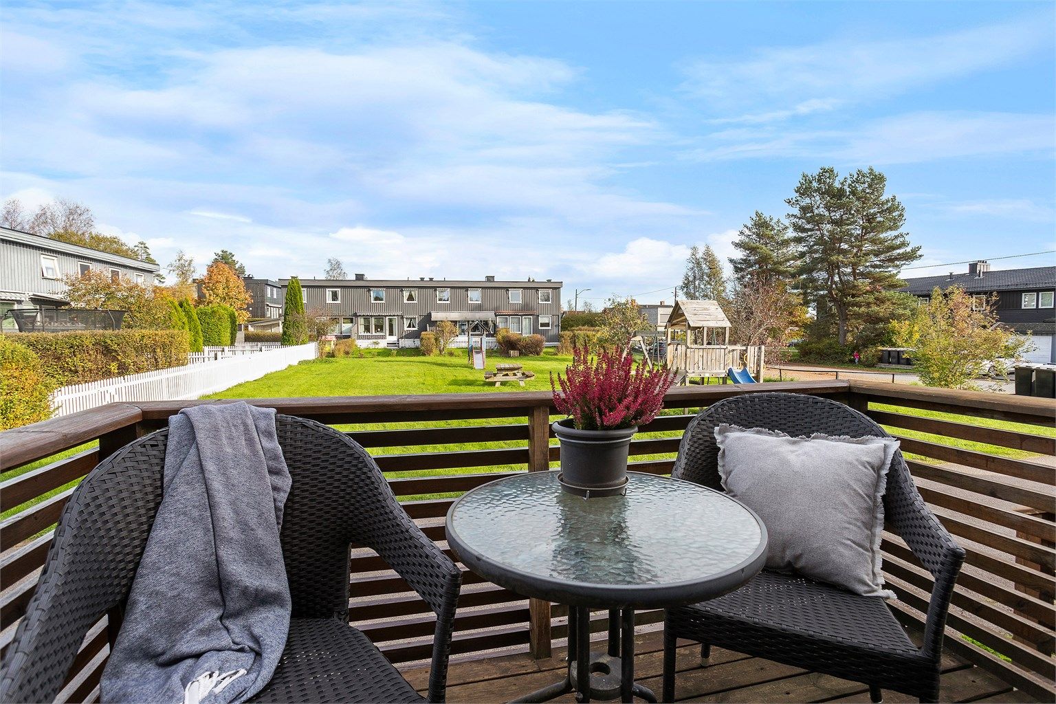 I tilknytning til inngangspartiet er det en terrasse på ca. 5 kvm. 