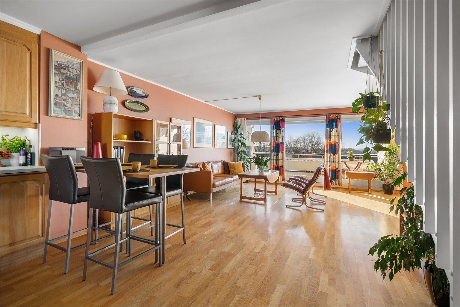 Lys og romslig stue med åpne og gode løsninger for møblering