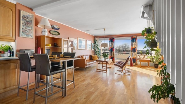 Lys og romslig stue med åpne og gode løsninger for møblering