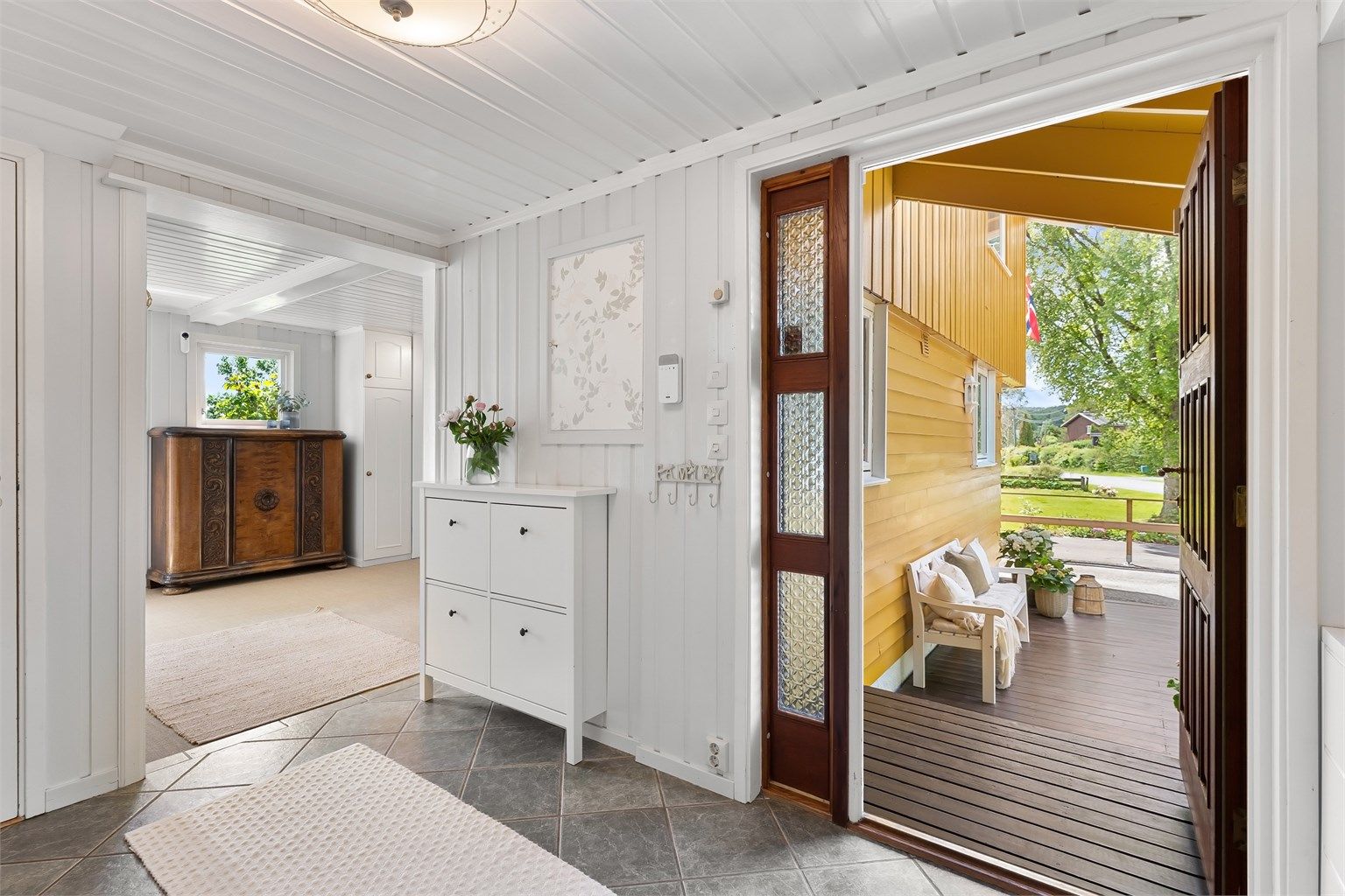 Fra entréen er det utgang til en terrasse på 10 m² ved inngangspartiet.