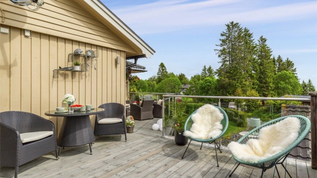 Terrassen har god plass til ønsket utemøblement.