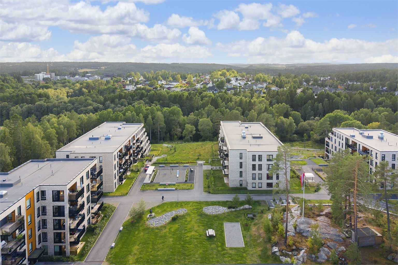 Leiligheten ligger i et veletablert og populært boligområde på Langhus.