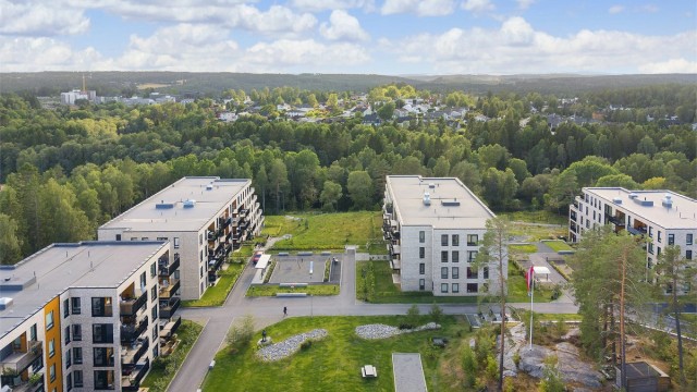 Leiligheten ligger i et veletablert og populært boligområde på Langhus.
