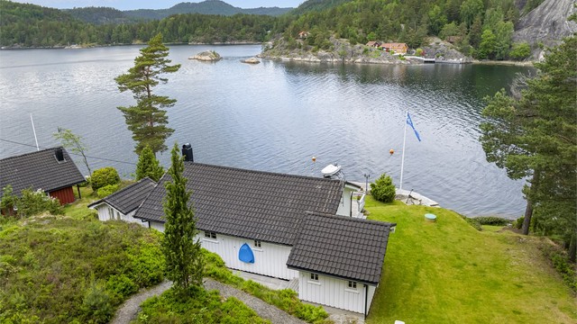 Hytta har tak tekket med takstein fra 1996.