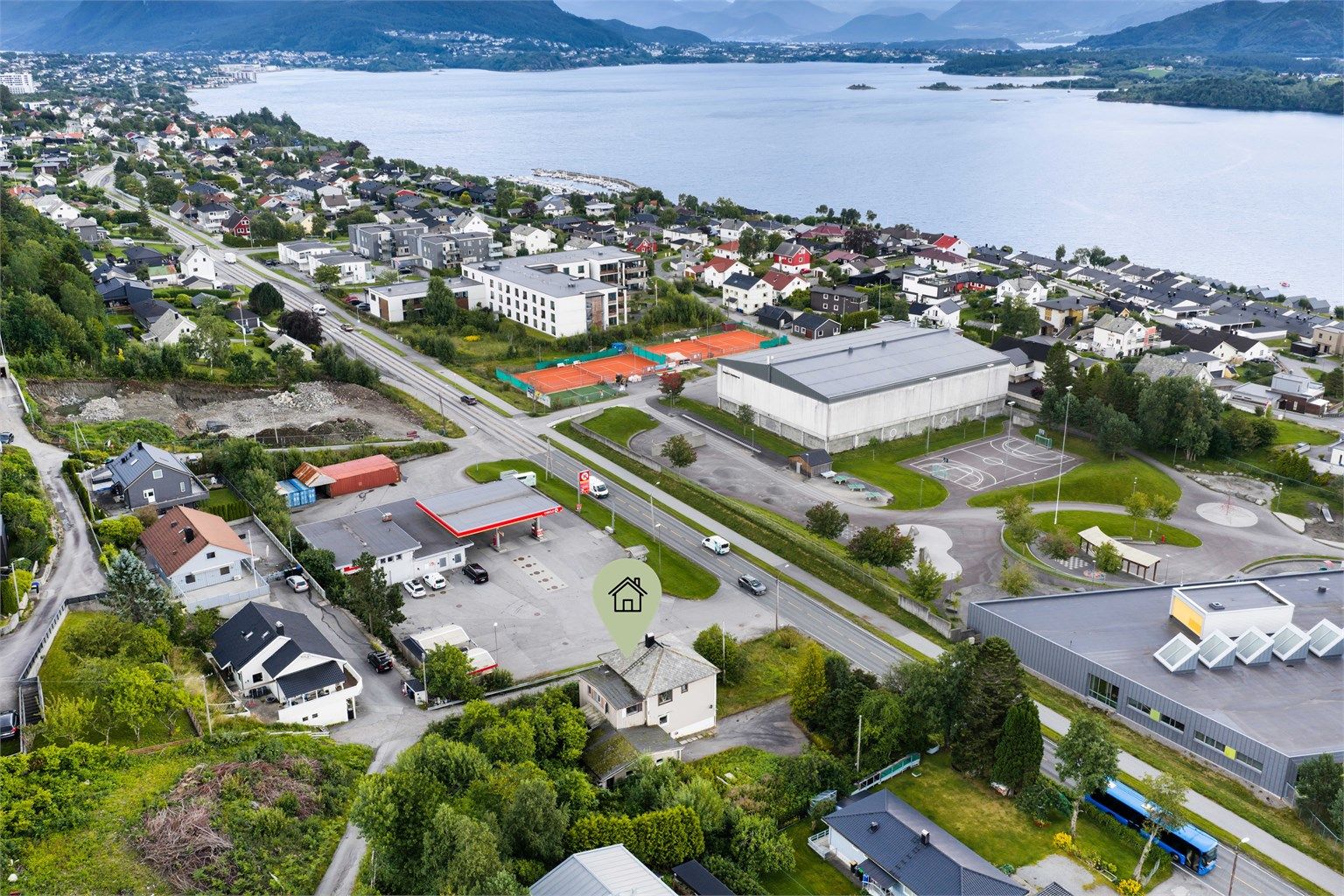Hatlane Idrettshall og Ålesund Tennishall ligger kun få minutters gange fra eiendommen.
