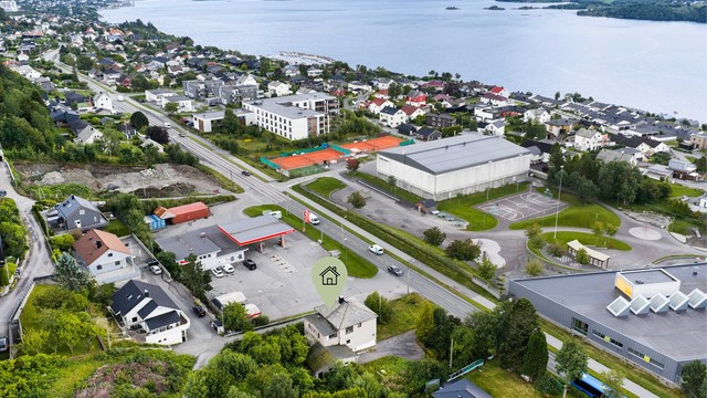 Hatlane Idrettshall og Ålesund Tennishall ligger kun få minutters gange fra eiendommen.