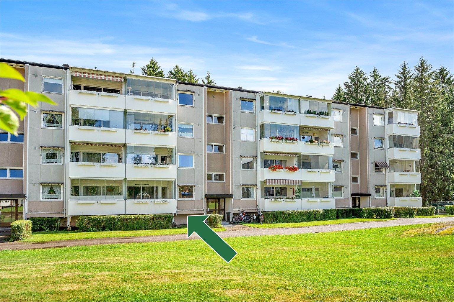 Høy, gjennomgående 1.etasje med innglasset balkong. 