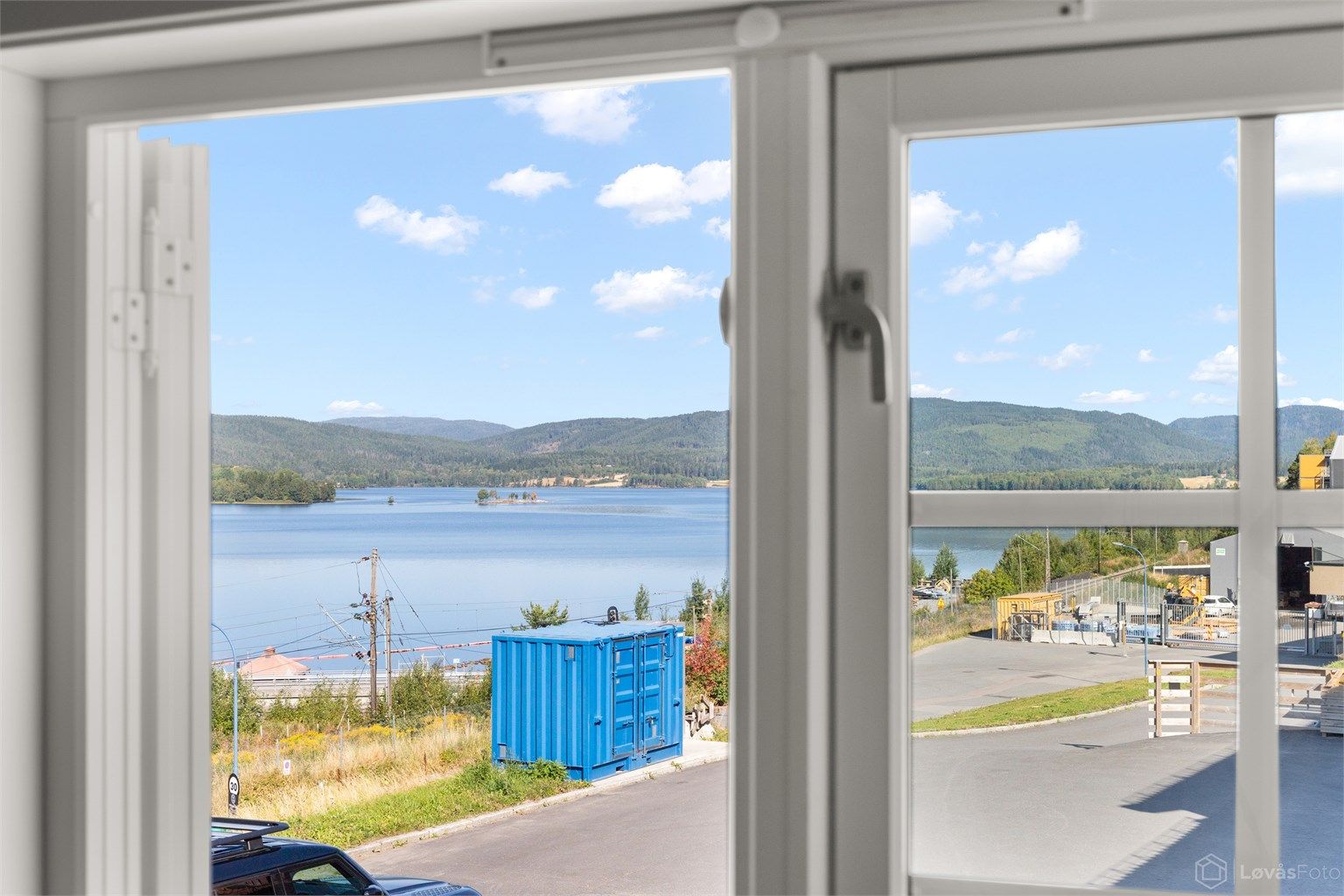 Vinduspostene i boligen rammer inn den naturskjønne utsikten mot vannet.