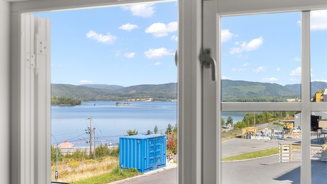 Vinduspostene i boligen rammer inn den naturskjønne utsikten mot vannet.