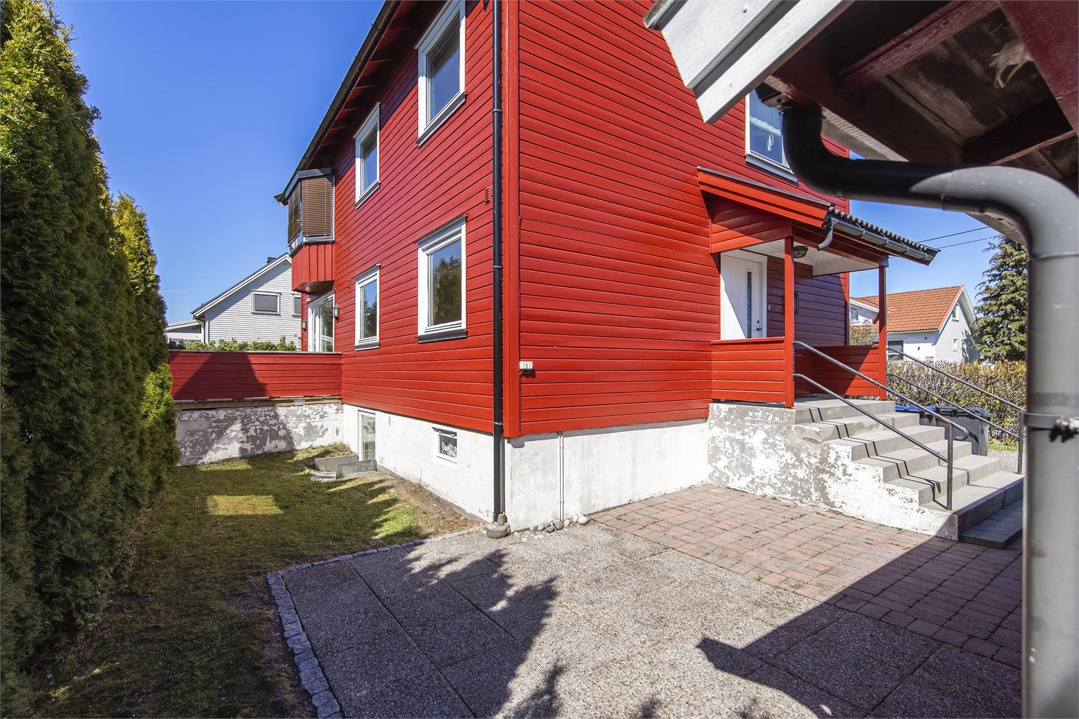 Eiendommen består av lettstelte uteområder.
