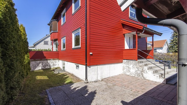 Eiendommen består av lettstelte uteområder.