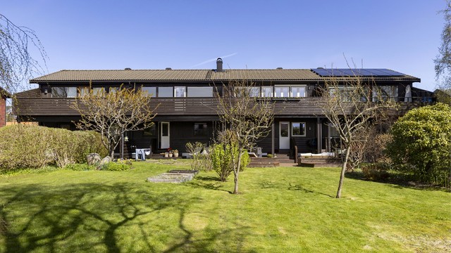 Den store felleshagen er pent opparbeidet med plen og diverse beplantning.