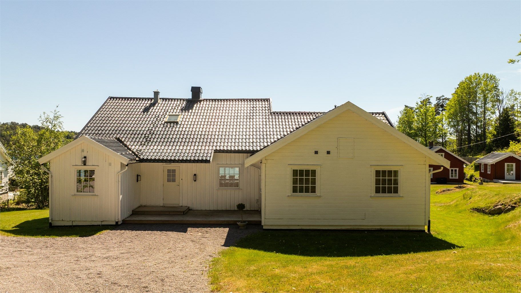 Hovedinngangen til Monstangen 14, med overbygd inngangsparti.