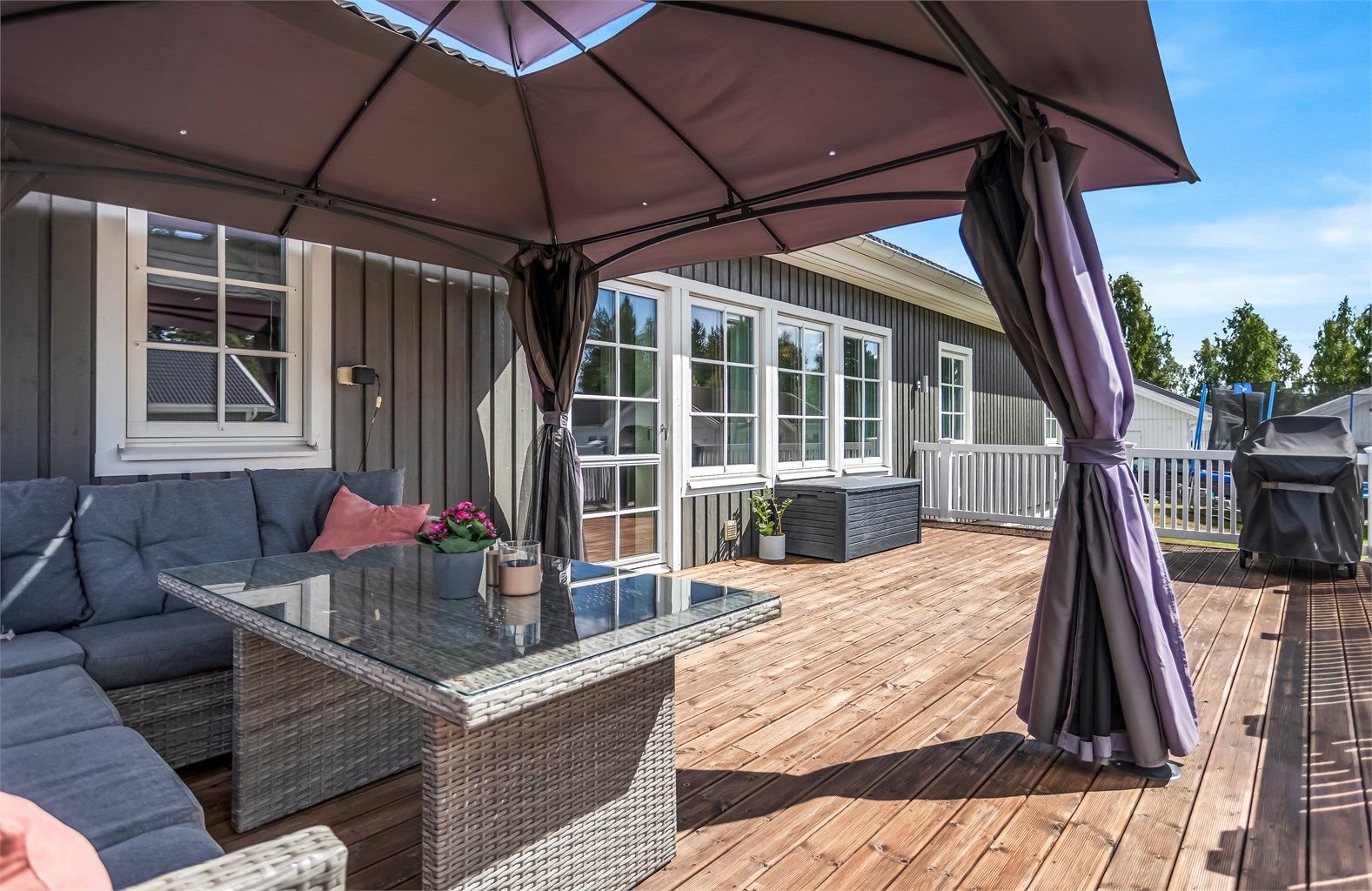 Boligens terrasse er på 34 m². 