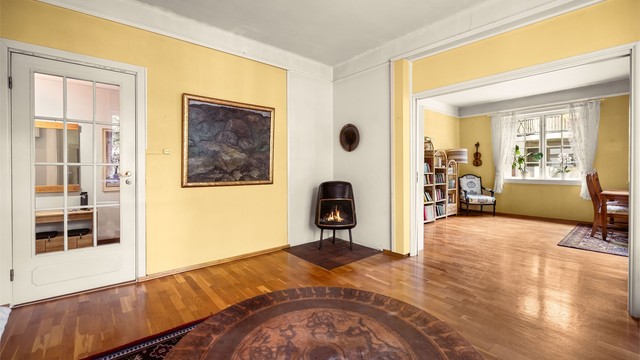 Dette er et sosialt og hyggelig rom med masse potensiale og plass til å invitere venner og familie til hyggelige sammenkomster.