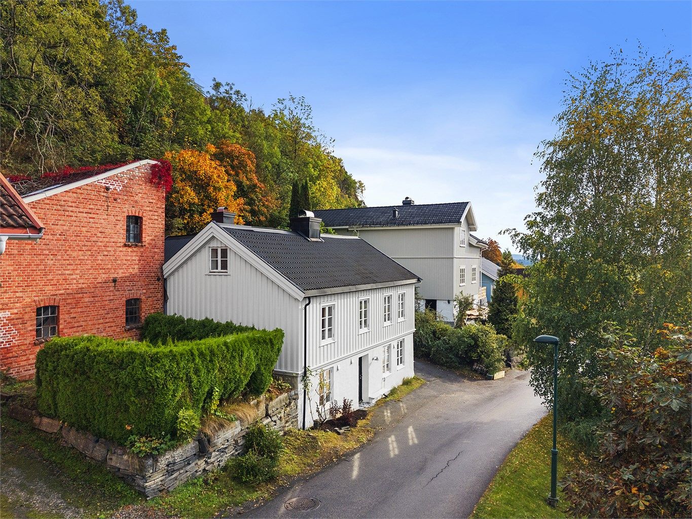 Eiendommen ligger fint til i et eldre veletablert og historisk boligområde ved Snipetorp i Skien. Foto: A7 Media.
