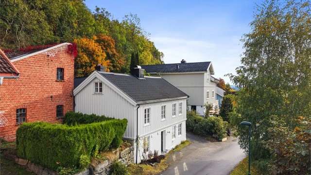 Eiendommen ligger fint til i et eldre veletablert og historisk boligområde ved Snipetorp i Skien. Foto: A7 Media.