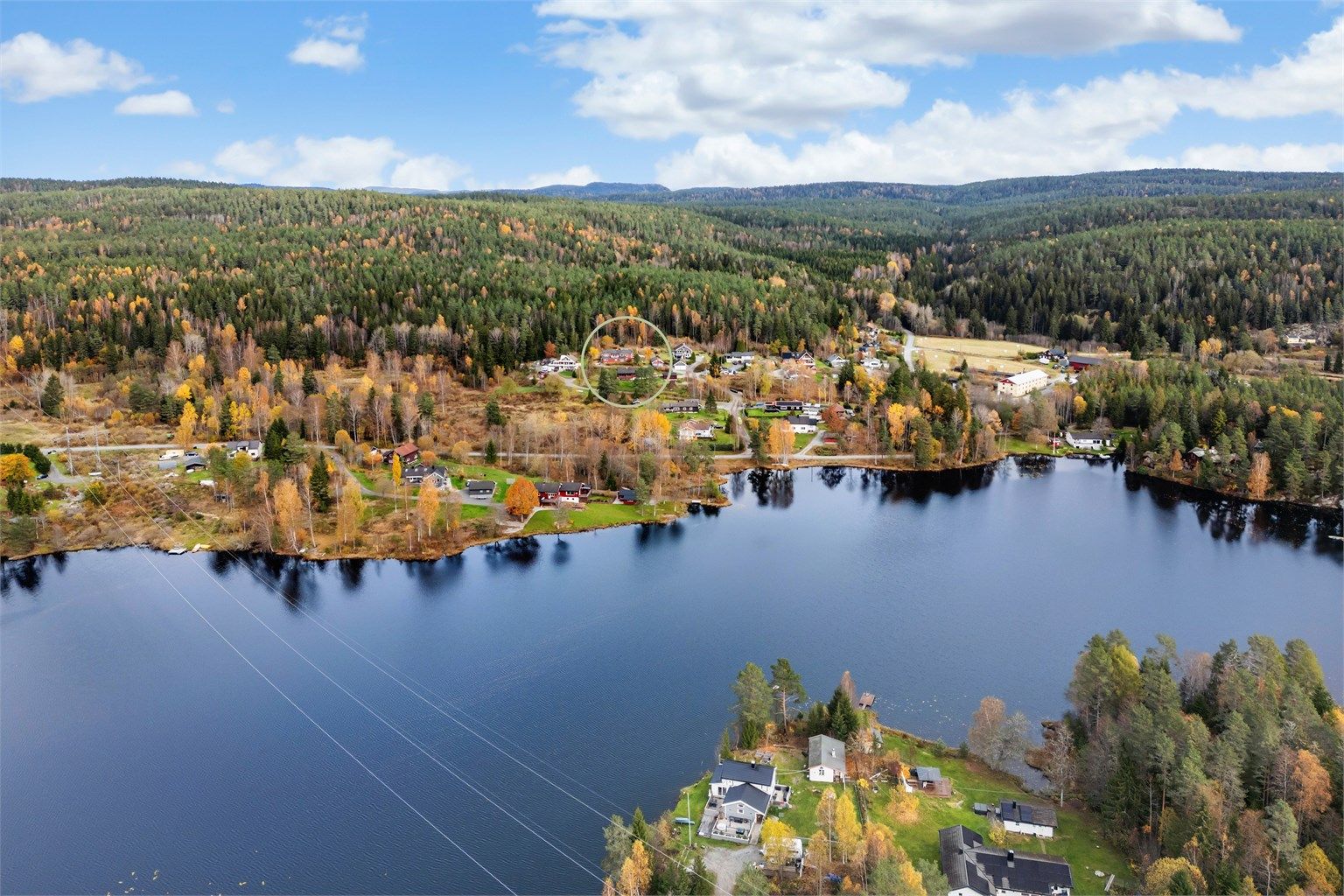 Fra eiendommen er det kort vei ned til Blindingsvannet. 