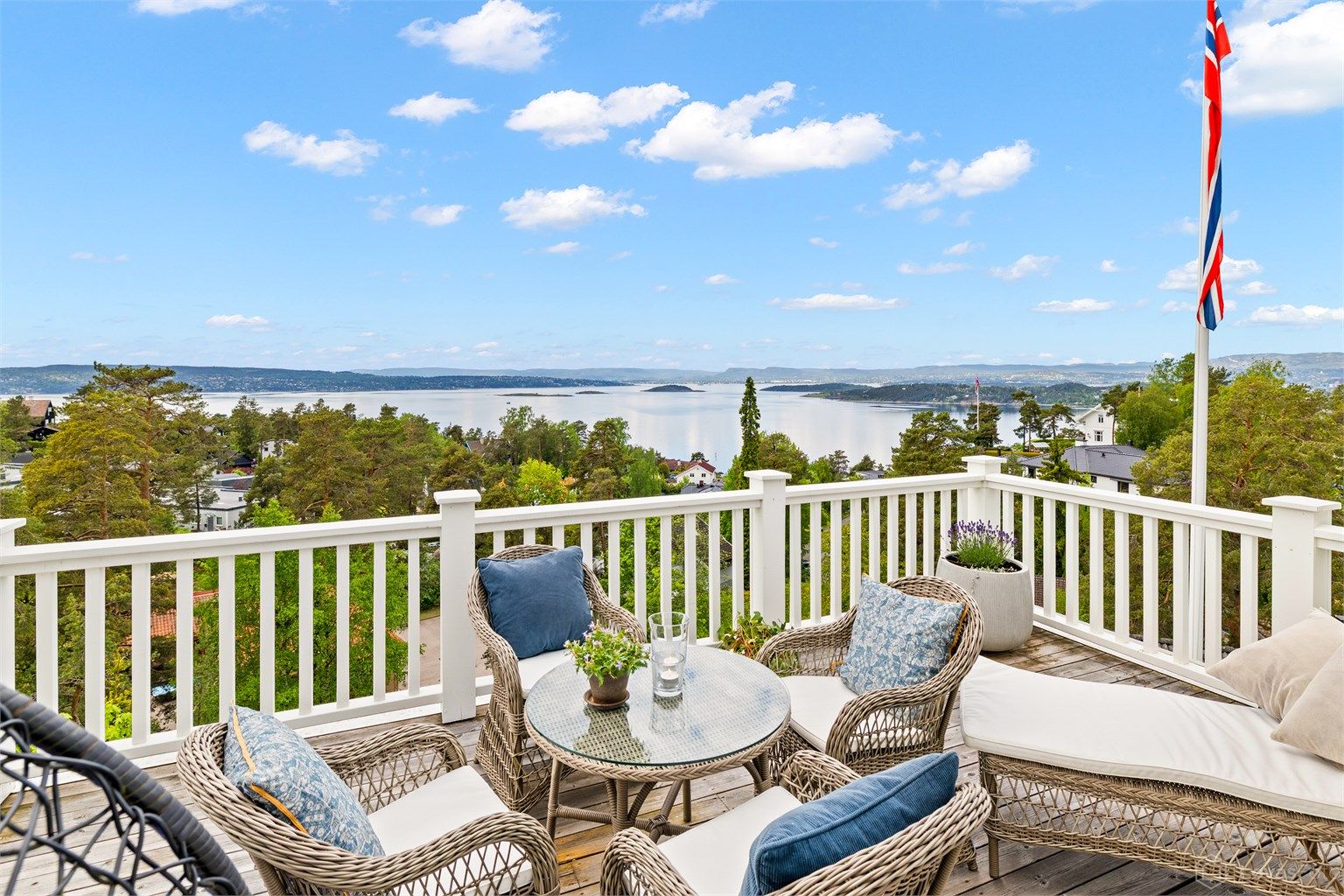 En stor og romslig klassisk villa, der husets sjarme og særpreg er godt ivaretatt, som for eksempel hallen med den flotte kakkelovnen, de gode takhøydene, takrosetter og profilert listverk, dører og gerikter