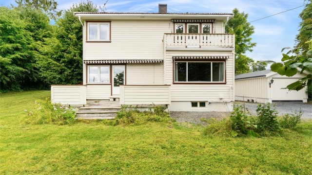 Dette er en klassisk enebolig fra 1935 med fleksibel planløsning og en stor, opparbeidet hage. Boligen gir en god mulighet til å skape et moderne hjem etter egne ønsker