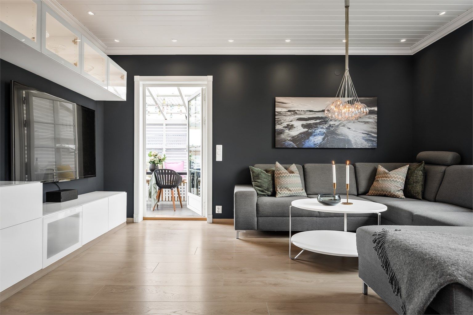 Boligen har en innvendig delikat utførelse med moderne fargevalg.