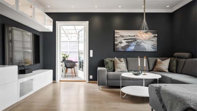 Boligen har en innvendig delikat utførelse med moderne fargevalg.