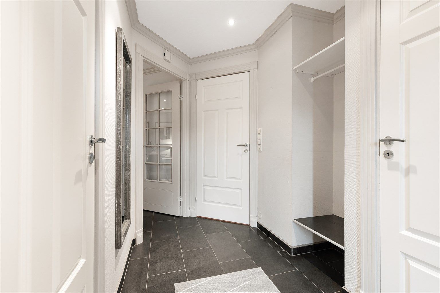 Fra entréen er det videre adkomst til soverom, bod, bad og stue.