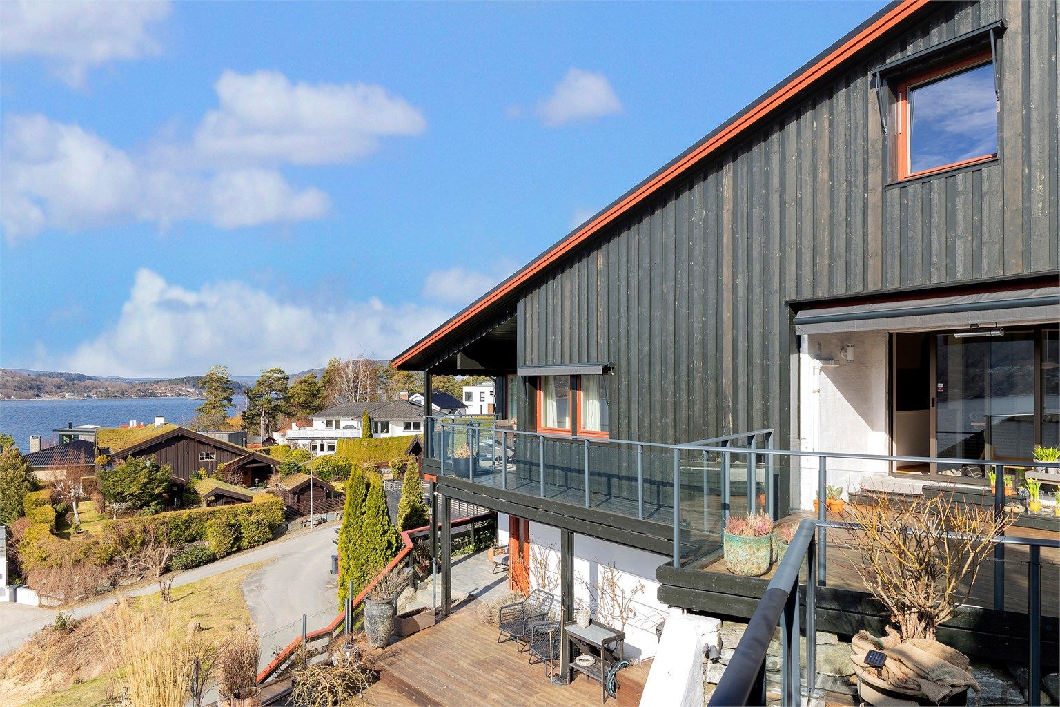 Eiendommen ligger stille, rolig og trygt til i en blindvei, kun 1 km syd for Drøbak sentrum. 