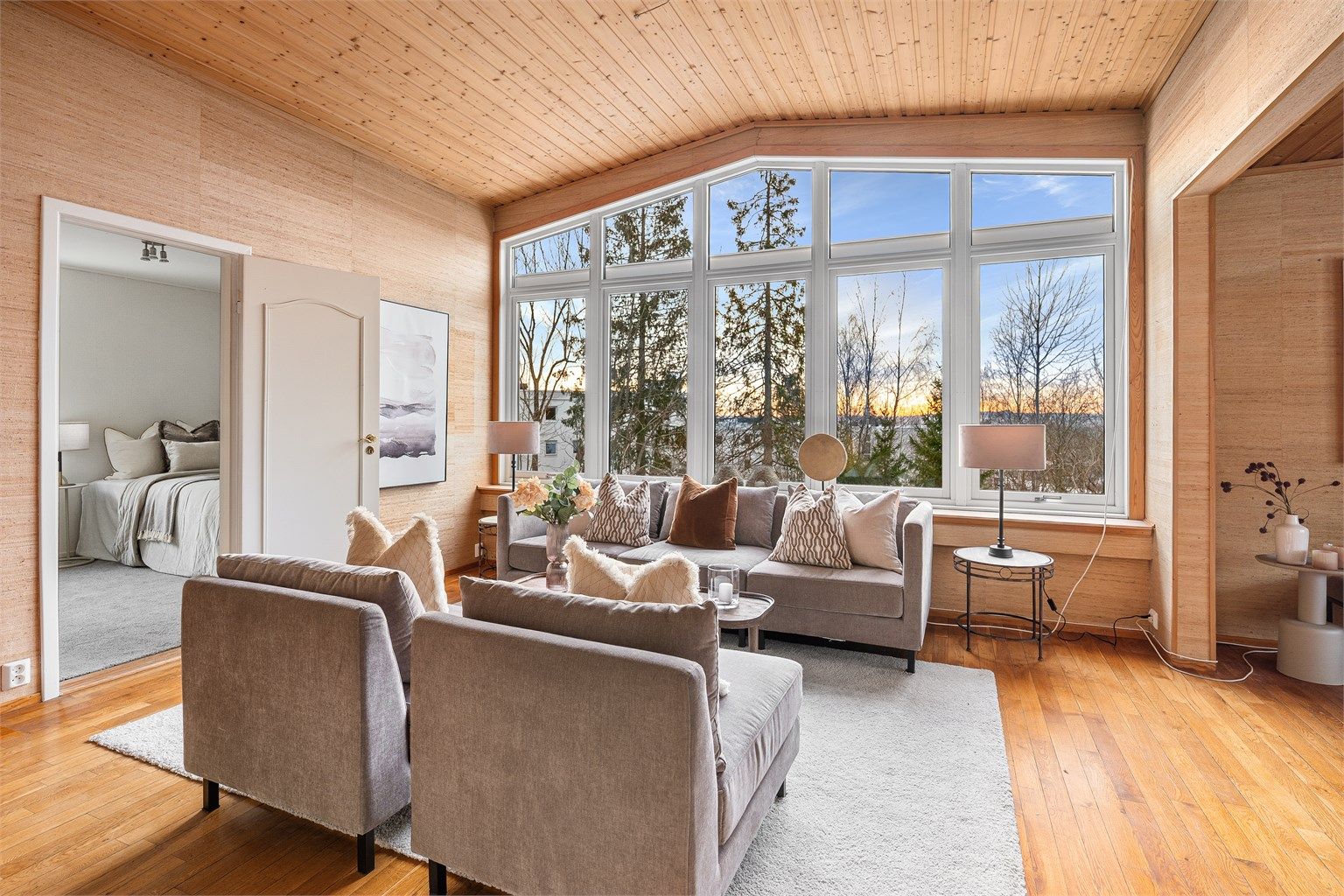 I boligens 1. etasje har du entré, gang, to bad, to kott, tre soverom, stue og kjøkken