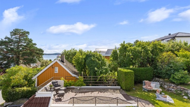 Takterrasse over garasjen med god plass til utemøbler