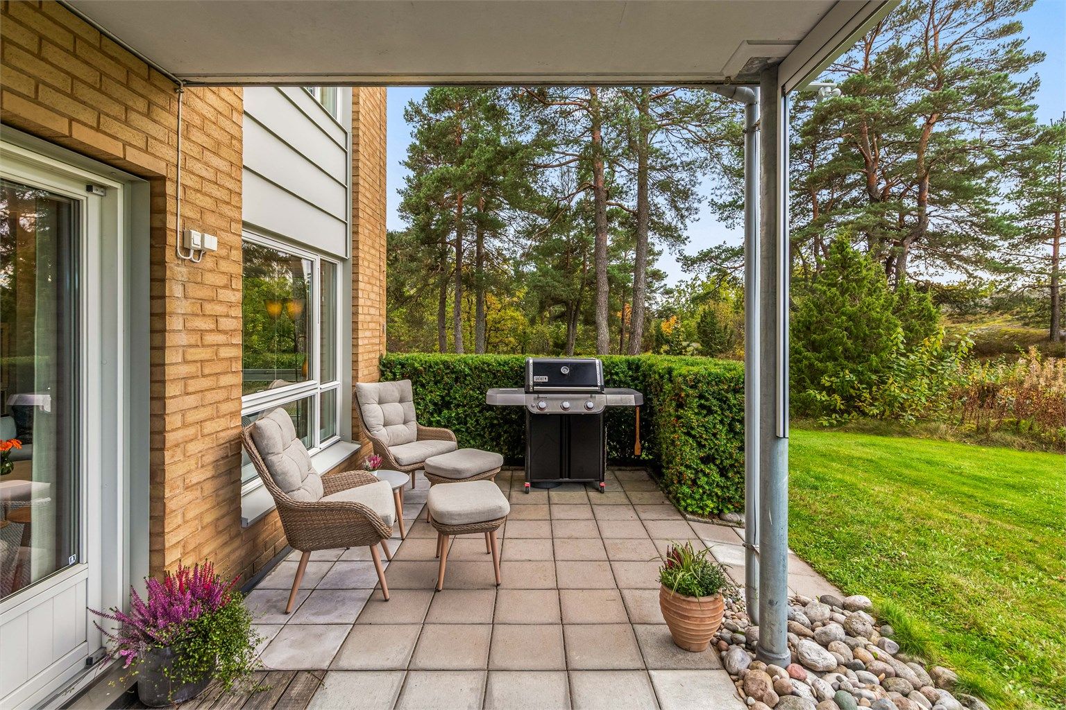God plass til både grill og avslapningsmøbler på den åpne delen av plattingen.