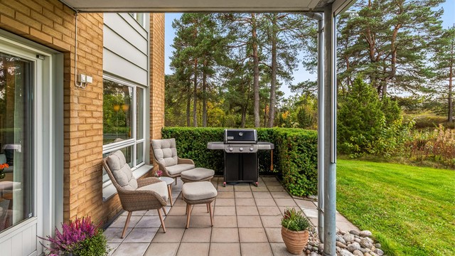 God plass til både grill og avslapningsmøbler på den åpne delen av plattingen.