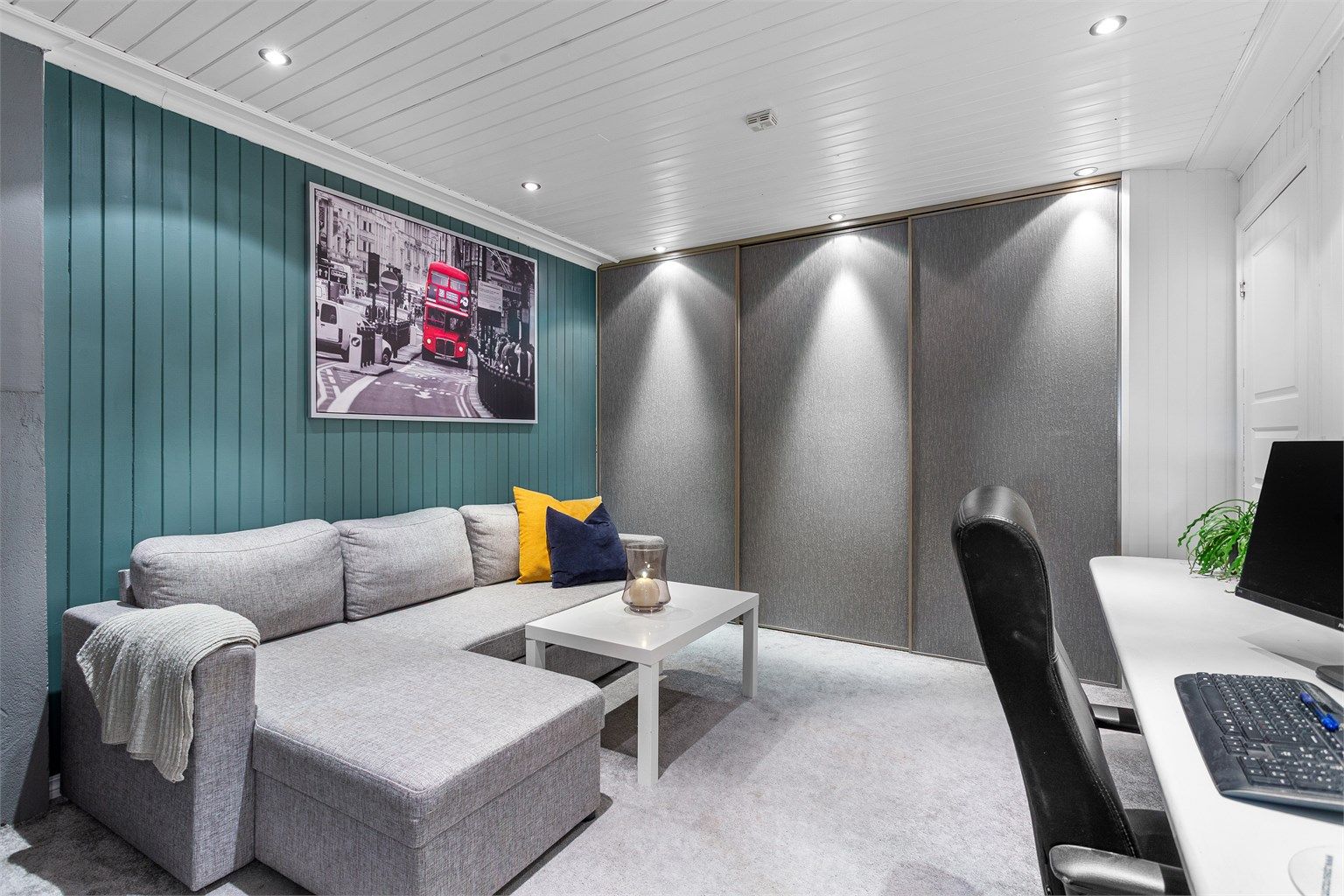 TV-stuen i underetasjen er et fleksibelt rom med downlights og skyvedørsgarderobe.