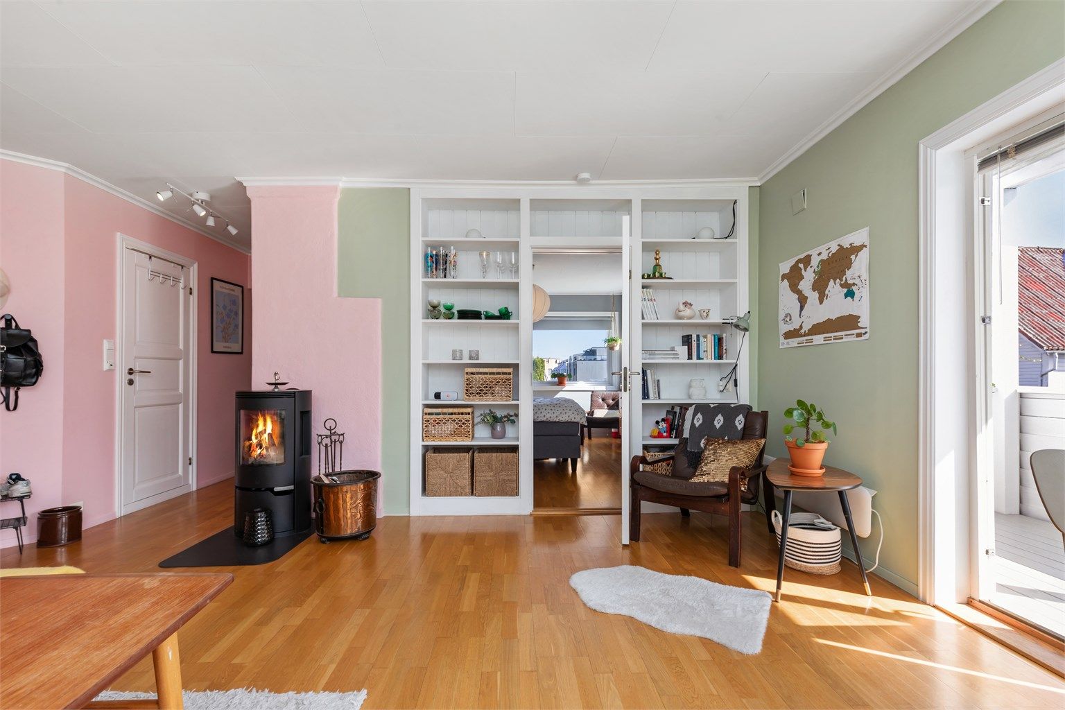 Stuen besitter unike kvaliteter som denne fine, integrerte bokhyllen. 