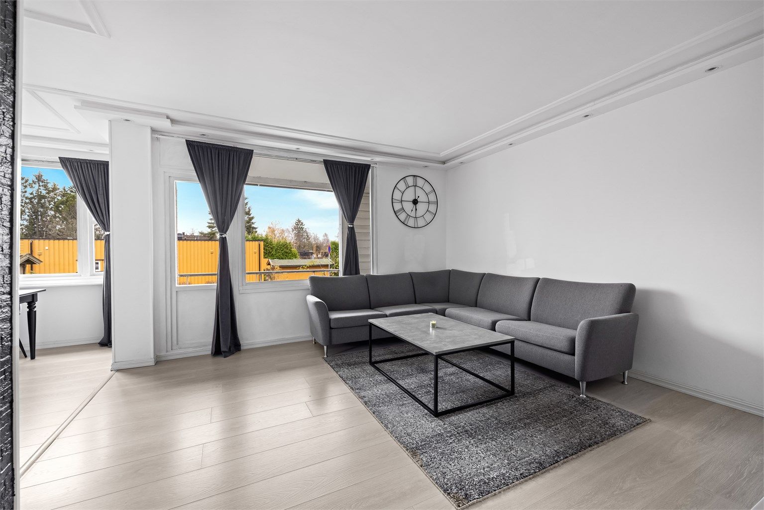 Stuen er romslig og har store vindusflater som gir gode lysforhold.