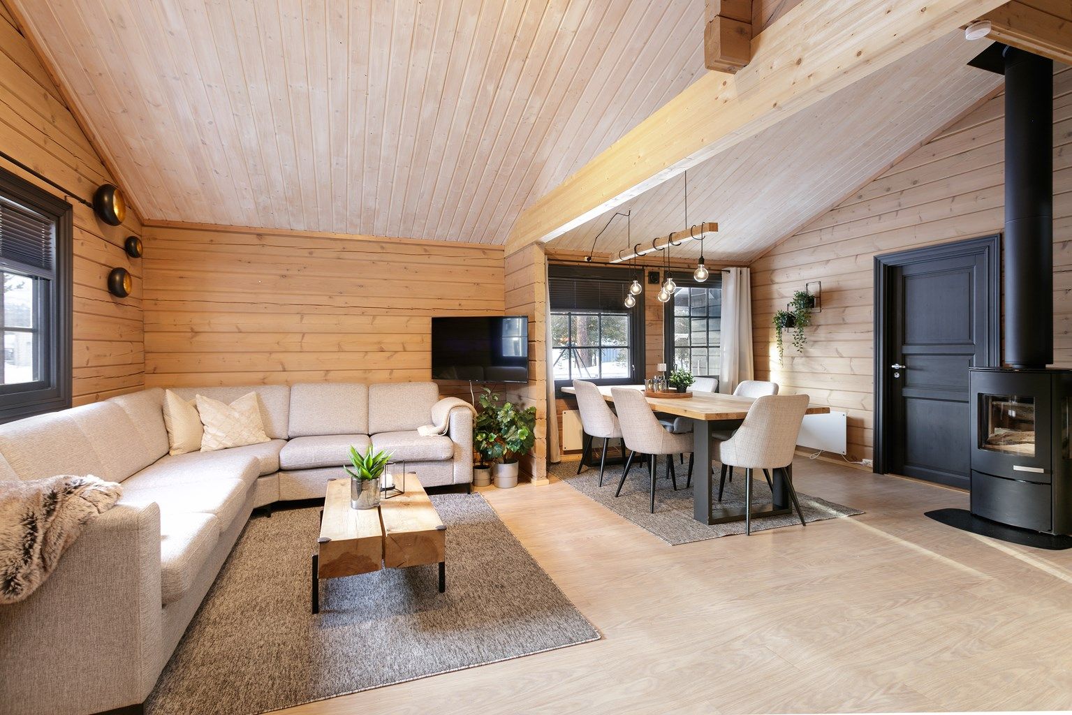 Det er ny peisovn og ny pipe i eiendommen. Peisovnen har glassdør som gir en lun og hyggelig atmosfære. 