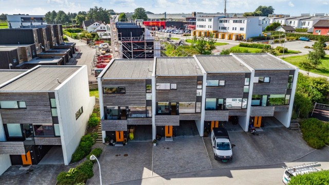 Flott rekkehus over 3 plan med gjennomgående god standard. Carport og sportsbod i 1.etg.