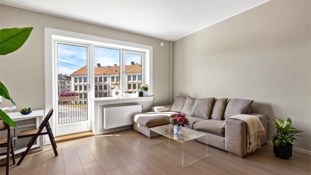 Stuen har plass til både sofagruppe, salongbord og TV-seksjon. Alle overflater er nylig oppgradert med nytt gulv og malte vegger.